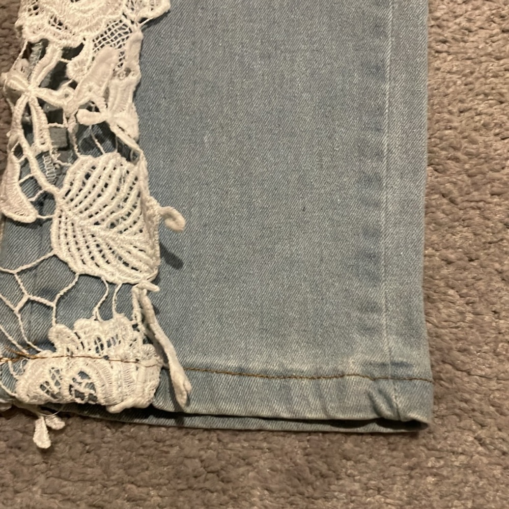 Jeans With White Lace Detail - Picture 3 of 12
